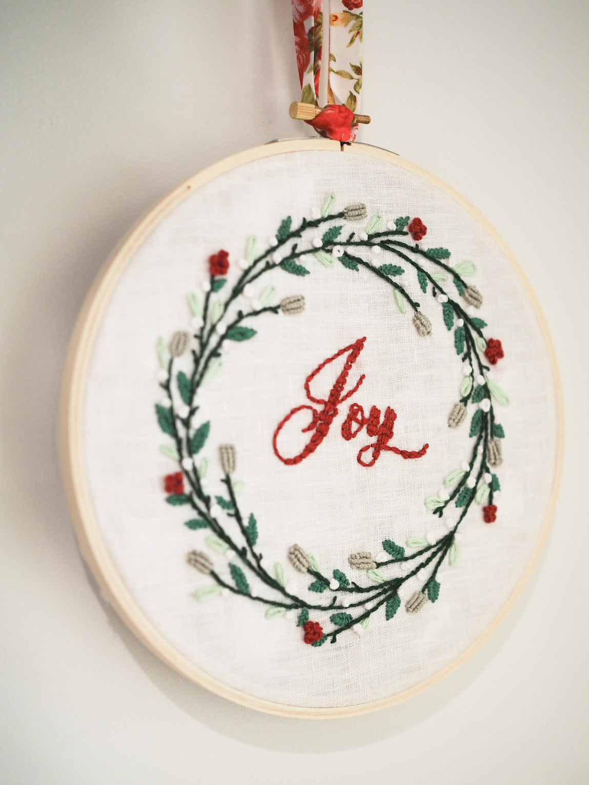 Christmas Bauble Embroidery Kit - Mistletoe